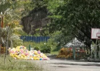 LONGGOKAN sisa klinikal yang meresahkan penghuni di Pusat Kuarantin dan Rawatan Covid-19 (PKRC) Universiti Teknologi Mara (UiTM) Chendering di Kuala Terengganu kerana bau busuk dan masalah lalat.