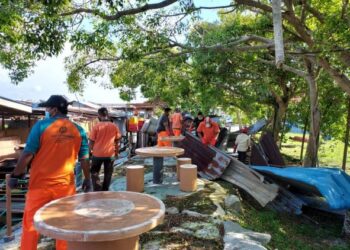 ANGGOTA kerja SWM Environment melakukan kerja-kerja pembersihan pasca ribut di Tanjung Sedili yang berjaya membersihkan sebanyak 26 tan sisa sampah di Kota Tinggi, Johor.