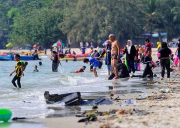 Orang ramai mengambil kesempatan cuti hujung minggu untuk berkunjung dan berkelah di Pantai Saujana, Port Dickson, baru-baru ini. – FOTO/MOHD. SHAHJEHAN MAAMIN