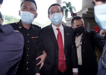 LIM Guan Eng dibawa pegawai Suruhanjaya Pencegahan Rasuah Malaysia (SPRM) untuk didakwa berhubung kes bersangkutan projek terowong dasar laut Pulau Pinang di Kompleks Mahkamah Kuala Lumpur hari ini. - UTUSAN/FAUZI BAHARUDIN