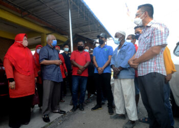 MUSA SHEIKH FADZIR ketika bertemu penduduk Kampung Kebun Baru, Nibong Tebal, Pulau Pinang yang terjejas ekoran bencana kebakaran tapak pelupusan sampah hari ini.