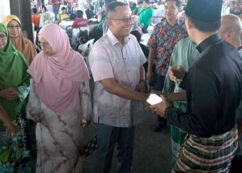 AHMAD Samsuri Mokhtar (tengah) bersalaman dengan pengunjung yang hadir pada Majlis Rumah Terbuka Eidul-Fitri Pas Negeri Terengganu di Kuala Terengganu, hari ini.