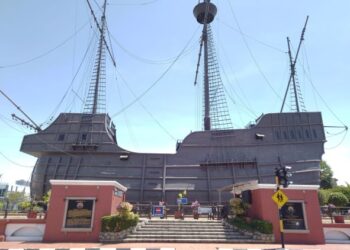 HARGA baharu tiket Kompleks Muzium Samudera yang terletak di Banda Hilir, Melaka dianggap berbaloi oleh para pelancong kerana bayaran RM10 dikenakan bagi kemasukan ke empat muzium lain. - UTUSAN/MUHAMMAD SHAHIZAM TAZALI