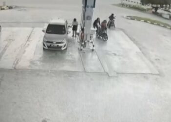 RAKAMAN CCTV kejadian seorang lelaki warga emas diragut dua lelaki di sebuah stesen minyak di Klebang Jaya, Chemor, Ipoh semalam.  - UTUSAN