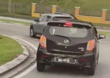 Tangkap layar video yang tular memaparkan kereta Perodua Axia yang dinaiki suspek dan dua rakannya selepas melarikan tabung wang sebuah gerai makan di Tampoi, Khamis lalu