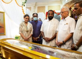 ISMAIL SABRI Sabri Yaakob menenangkan anak kepada mendiang Tun S. Samy Vellu, Datuk Seri S. Vell Paari ketika hadir bagi memberi penghormatan terakhir di kediamannya di Taman Kaya, Kuala Lumpur. -UTUSAN AFIQ RAZALI