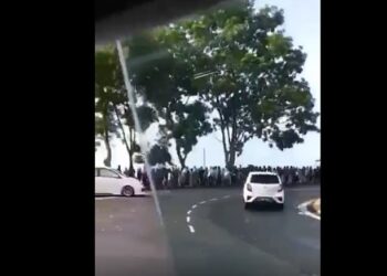 Orang ramai beratur panjang untuk mendapatkan suntikan vaksin di Pusat Pemberian Vaksin (PPV) di Sandakan tular dakwaan akan dikenakan bayaran bermula bulan depan. SUMBER MEDIA SOSIAL
