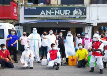 PENDUDUK Taman Sri Andalas, ahli pertubuhan bukan kerajaan dan syarikat korporat bergambar sebelum program sanitasi di kawasan komersial dan Pangsapuri Taman Sri Andalas Klang, Selangor hari ini. - FOTO/ABDUL RAZAK IDRIS