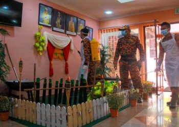 ANGGOTA bomba Seremban melakukan sanitasi sekurang-kurangnya tiga premis setiap hari bagi membendung wabak Covid-19. UTUSAN/MUHAMMAD IZZAT TERMIZIE.