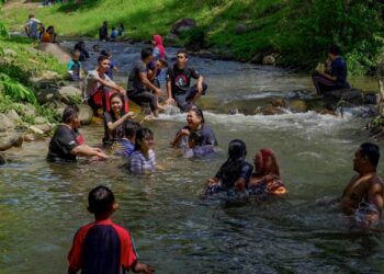 ORANG ramai meluangkan cuti hujung minggu beriadah di Sungai Congkak, Hulu Langat, Selangor, semalam selepas kerajaan membenarkan aktiviti berkelah dalam Fasa 1 Pelan Pemulihan Negara. Rakyat bagaimanapun sentiasa diingatkan agar mematuhi prosedur operasi standard (SOP) pada setiap masa. – UTUSAN/AMIR KHALID