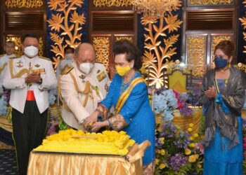 TUANKU Syed Sirajuddin Jamalullail dan Tuanku Tengku Fauziah Almarhum Tengku Abdul Rashid memotong kek yang dipersembahkan Perdana Menteri pada majlis santapan malam bersempena Sambutan Hari Ulang Tahun Keputeraan baginda Ke-79 di Balai Bankuasi Istana Arau, Perlis kelmarin.