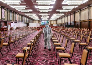 Anggota Bomba dan Penyelamat Malaysia (JBPM) Balai Bomba Shah Alam melakukan semburan cecair pembasmi kuman di dalam dewan Pusat Pemberian Vaksin (PPV) IDCC Seksyen 15, Shah Alam. UTUSAN/AFIQ RAZALI