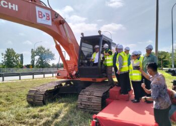 MUHAMMAD Sanusi Md. Nor melakukan gimik pecah tanah projek naik taraf LRA Pelubang di Stargate, Alor Setar, Kedah.