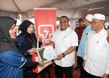 MUHAMMAD Sanusi Md. Nor (tengah) menyampaikan sijil penghargaan kepada pempamer Program Jelajah Kedah Sejahtera sambil ditemani Wan Romani Wan Salim (kanan) di pekarangan Masjid Nurul Ihsan, Langgar, Alor Setar, Kedah. - UTUSAN/MOHD. RAFIE AZIMI