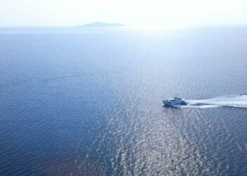 SEBUAH bot Maritim Malaysia yang menyertai operasi SAR mencari dua nelayan hilang dalam tragedi bot karam di perairan Pulau Redang, Kuala Terengganu, hari ini. 