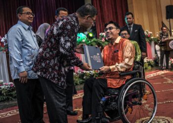 SAIFUDDIN Nasution Ismail (dua, kiri) menyampaikan sijil Anugerah Perkhidmatan Cemerlang (APC) Pembantu Pendaftaran Bahagian Kelahiran, Kematian dan Anak Angkat, Zakri Kamaruddin pada Majlis Anugerah Perkhidmatan Cemerlang tahun 2022 dan Persaraan Tahun 2023 Jabatan Pendaftaran Negara (JPN) di Putrajaya. - UTUSAN/FAIZ ALIF ZUBIR
