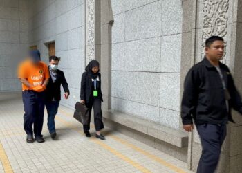 SEORANG pengarah urusan ditahan SPRM disyaki terlibat sindiket rasuah kuota tiket umrah di Mahkamah Majistret, Putrajaya.