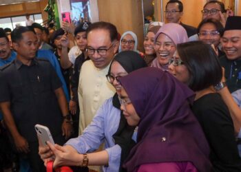 ANWAR Ibrahim beramah mesra dengan warga JPM ketika hadir pada Majlis Rumah Terbuka MADANI Jabatan Perdana Menteri (JPM) di Putrajaya.- UTUSAN/FAISOL MUSTAFA