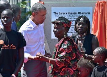 BARACK OBAMA bersama Sarah dalam satu majlis perasmian di Kogelo, barat Kenya pada 2018. - AFP