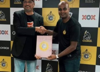 V. SARAVANAN (kanan) memeterai kontrak sebagai penolong jurulatih Perak FC. - UTUSAN/PERAK FC