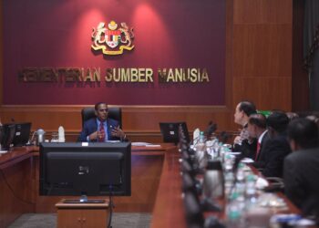 M. SARAVANAN ketika mempengerusikan Sesi Taklimat Khas Kementerian Sumber Manusia dihadiri Lim Guan Eng di KSM, Putrajaya. - UTUSAN/KAMARIAH KHALIDI