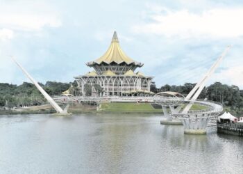 PERJANJIAN dengan Petronas akan
menyaksikan Sarawak menerima bahagian
pendapatan lebih tinggi untuk minyak dan gas
ditemui di negeri itu. –GAMBAR HIASAN