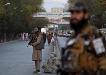 ANGGOTA Taliban mengawal pekarangan hospital tentera di Kabul.-AFP