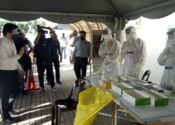 CHOW Kon Yeow meninjau pusat saringan PSC-19 iaitu program saringan percuma dalam kalangan komuniti di Stadium Bandaraya, Georgetown, Pulau Pinang.