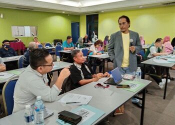 INTERAKSI peserta bersama penceramah, Zaen Kasturi dalam Bengkel Perolehan dan Pemurnian manuskrip, di Kota Kinabalu, Sabah baru-baru ini.