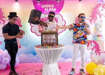SAID Saiful (tengah) ketika merasmikan pelancaran produk baharu Unicorn Strawberry Chocolate baru-baru ini.