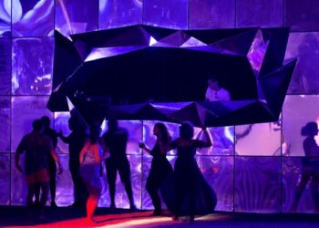 PENGUNJUNG menyertai parti di resort Saudi Red Sea di Jeddah tanpa memakai pelitup muka lagi.-AFP