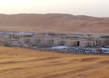 Loji gas asli cecair milik Saudi Aramco di Telaga Shaybah, Arab Saudi. Penemuan dua lapangan baharu minyak dan gas bakal meningkatkan simpanan sumber asli syarikat itu. – GAMBAR HIASAN/AFP