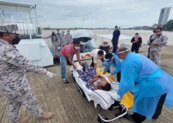WARGA emas dari Pulau Redang yang diserang sawan dibawa ke hospital di Kuala Terengganu dengan bantuan KM Redang oleh Maritim Malaysia Terengganu, semalam.