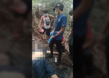 PEGAWAI perubatan Kementerian Kesihatan memerhati memeriksa pendaki yang meninggal dunia selepas diserang sawan ketika mendaki di Setia Alam Community Trail di Shah Alam, Selangor tengah hari tadi.