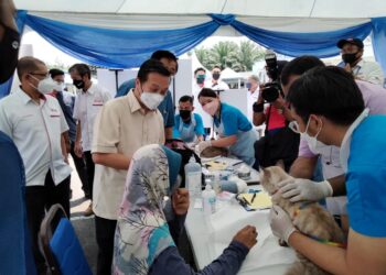 WEE Jeck Seng (berdiri, dua kiri) melawat ruang pameran Program Pendidikan dan Pertanian Putra di pekarangan Masjid Jamek Kampung Sungai Bunyi di Tanjung Piai, Pontian, Johor. -UTUSAN/MUHAMMAD ZIKRI