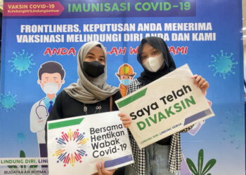 NUR DANIA BATRISYA ZAKRI (kanan) bergambar bersama ibunya selepas mengambil suntikan dos pertama vaksin di PPV Dewan Wawasan 2020, Kangar, semalam. – UTUSAN/NAZLINA NADZARI