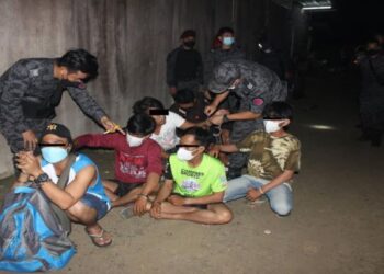 ANGGOTA Imigresen menahan PATI dalam serbuan di kawasan setinggan di Kota Kinabalu baru-baru ini. - FOTO/IHSAN IMIGRESEN