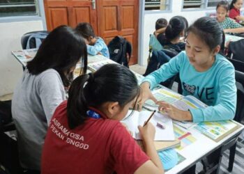 JEAN Jotasia (kanan) bersama Rivea dan rakan lain semasa sesi mengulang kaji pelajaran di asrama desa SK Pekan Tongod.