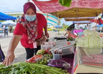 TINI Sabit yang berniaga sayur-sayuran di Pasar Tamu di Papar yang mula dibenarkan beroperasi hari ini.