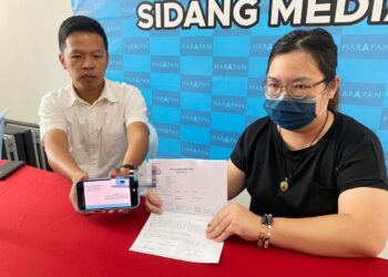 LEE (kanan) menunjukkan laporan polis yang dibuat susulan tertipu dengan tawaran diberikan suspek berkaitan pinjaman wang di Kuantan, Pahang. - UTUSAN/ DIANA SURYA ABD. WAHAB