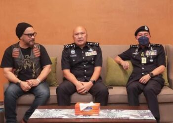 MUHAMAD Zaki Harun bersama Awie (kiri) selepas Majlis Jelajah Semenanjung Malaysia Bersama Polis Diraja Malaysia dan Datuk Awie sempena Kempen Anti Scam 2022, Lets Fight Scammer Together di Mydin Mall di sini semalam. - IHSAN IPK KELANTAN