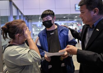 AHLI keluarga mangsa sindiket pemerdagangan manusia di Myanmar menyambut kepulangan anaknya di klia, Sepang. - UTUSAN/FAIZ ALIF AHMAD ZUBIR
