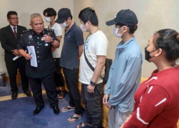 ABD. Jalil Hassan (dua kiri) bersama lima warganegara Malaysia yang diselamatkan di Kemboja di KLIA, Sepang. - UTUSAN/FAISOL MUSTAFA