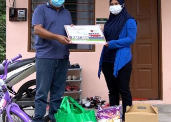 KETUA BIRO Utusan Malaysia Kedah, Zaid Mohd. Noor menyampaikan sumbangan kepada Nurfarra Asyikin Norazmi
di Sungai Petani, Kedah, baru-baru ini.