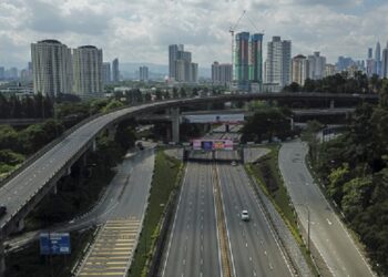PEMULIHAN ekonomi dan kesejahteraan hidup rakyat terus `diancam' oleh penularan wabak Covid-19 yang sehingga kini masih belum dibendung sepenuhnya. - UTUSAN/SHIDDIEQIIN ZON