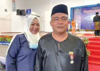 JAMALUDIN V.A Abdullah bersama isterinya semasa penganugerahan Pingat Jasa Pahlawan Negara di Kota Kinabalu, Sabah, semalam.
