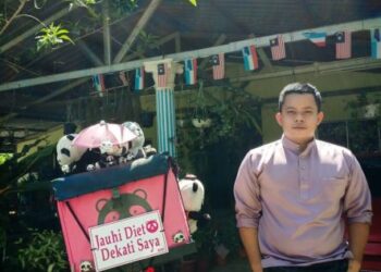MUHAMAD Shukri Jumarin yang bekerja sebagai penghantar makanan bermotosikal di Papar, Sabah.