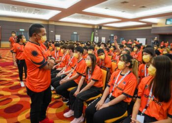 KETUA Kontinjen Malaysia ke Sukan SEA Hanoi, Datuk Nur Azmi Ahmad beramah mesra bersama atlet pada Majlis Perhimpunan Akhir Kontinjen Malaysia ke Sukan SEA ke-31 Vietnam, di Majlis Sukan Negara, di sini.-UTUSAN/SHIDDIEQIIN ZON