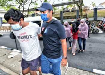 KHALID Redza Shuib (kiri) bersama anak perempuannya berusia 18 tahun ketika didakwa di Mahkamah Majistret Seremban pada 13 April lalu. - UTUSAN/MOHD. SHAHJEHAN MAAMIN