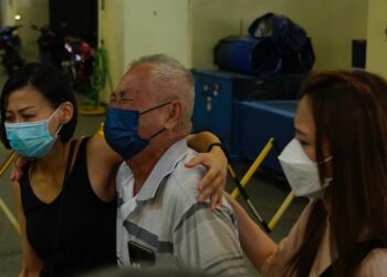 WARIS mangsa tanah runtuh kelihatan sedih ketika  menuju ke Jabatan Forensik di Hospital Sungai Buloh. - UTUSANM/AMIR KHALID